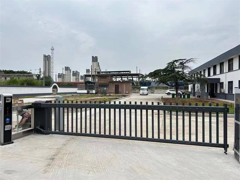 徐州机务段徐北整备场出入口 电动伸缩门 车牌识别系统 人脸识别系统1.jpg