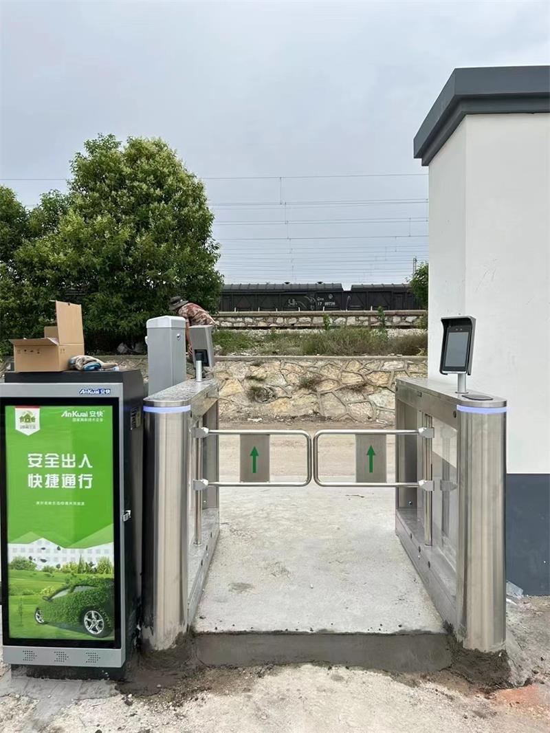 徐州机务段徐北整备场出入口 电动伸缩门 车牌识别系统 人脸识别系统2.jpg